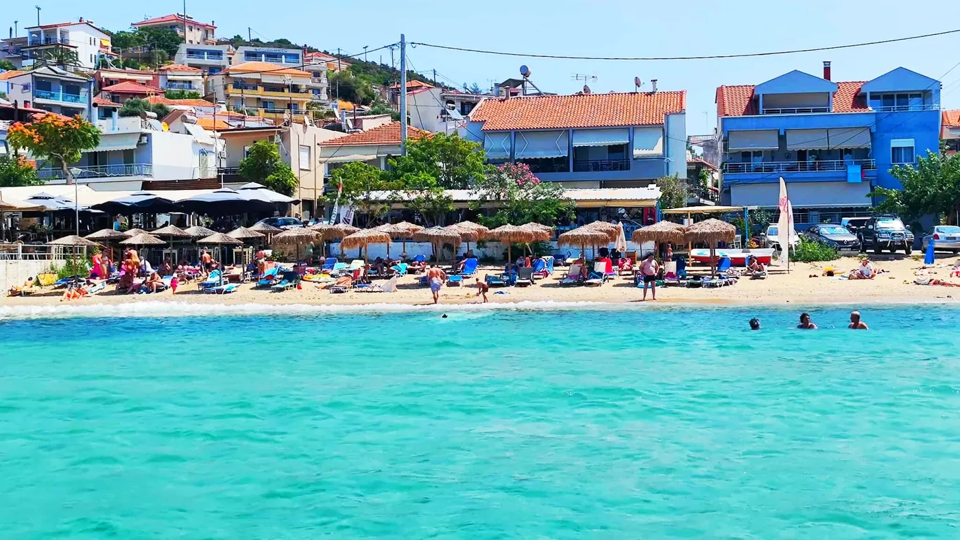 Plaja din Skala Marion, Thassos, unde se află Taverna Motorship
